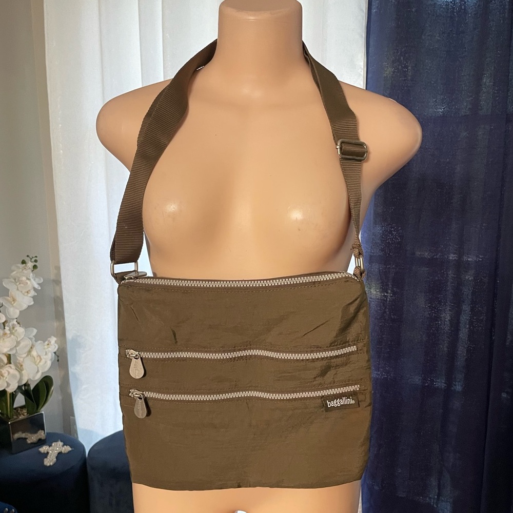 Baggallini Brown Olive Crossbody Bag easy clean purse blue center walking